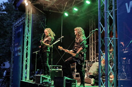 Das Bild zeigt eine Band beim Auftritt.