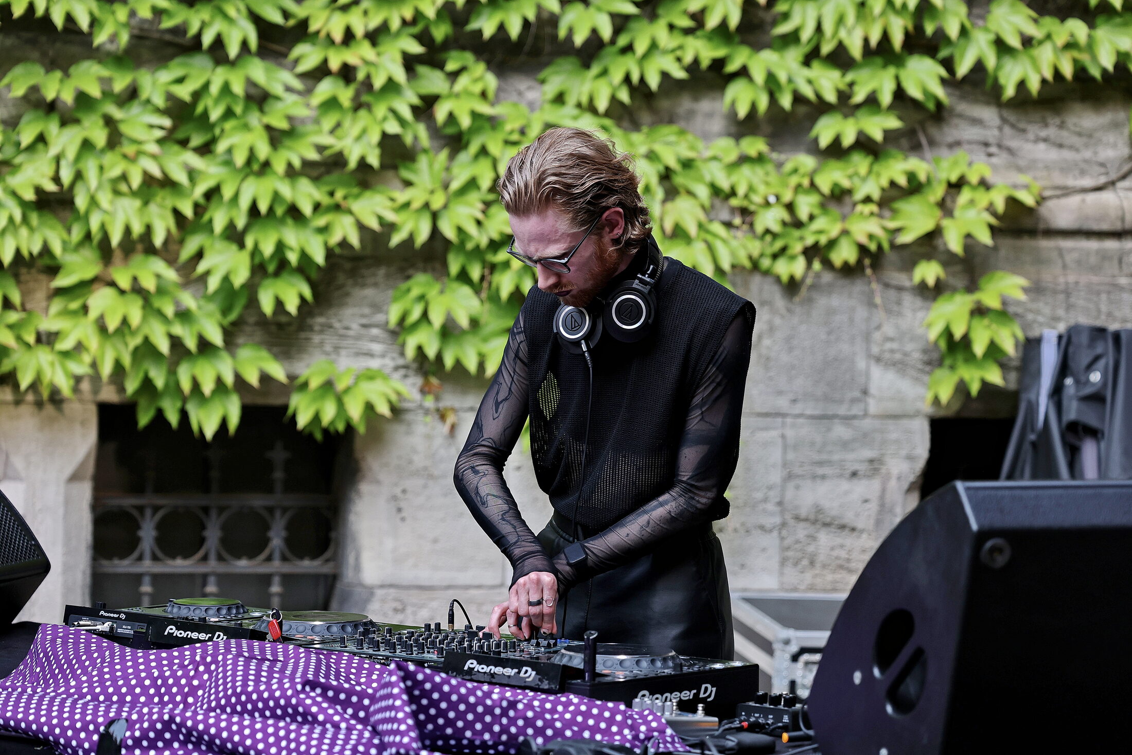 Das Bild zeigt einen DJ beim Rathausrave (Wird bei Klick vergrößert)