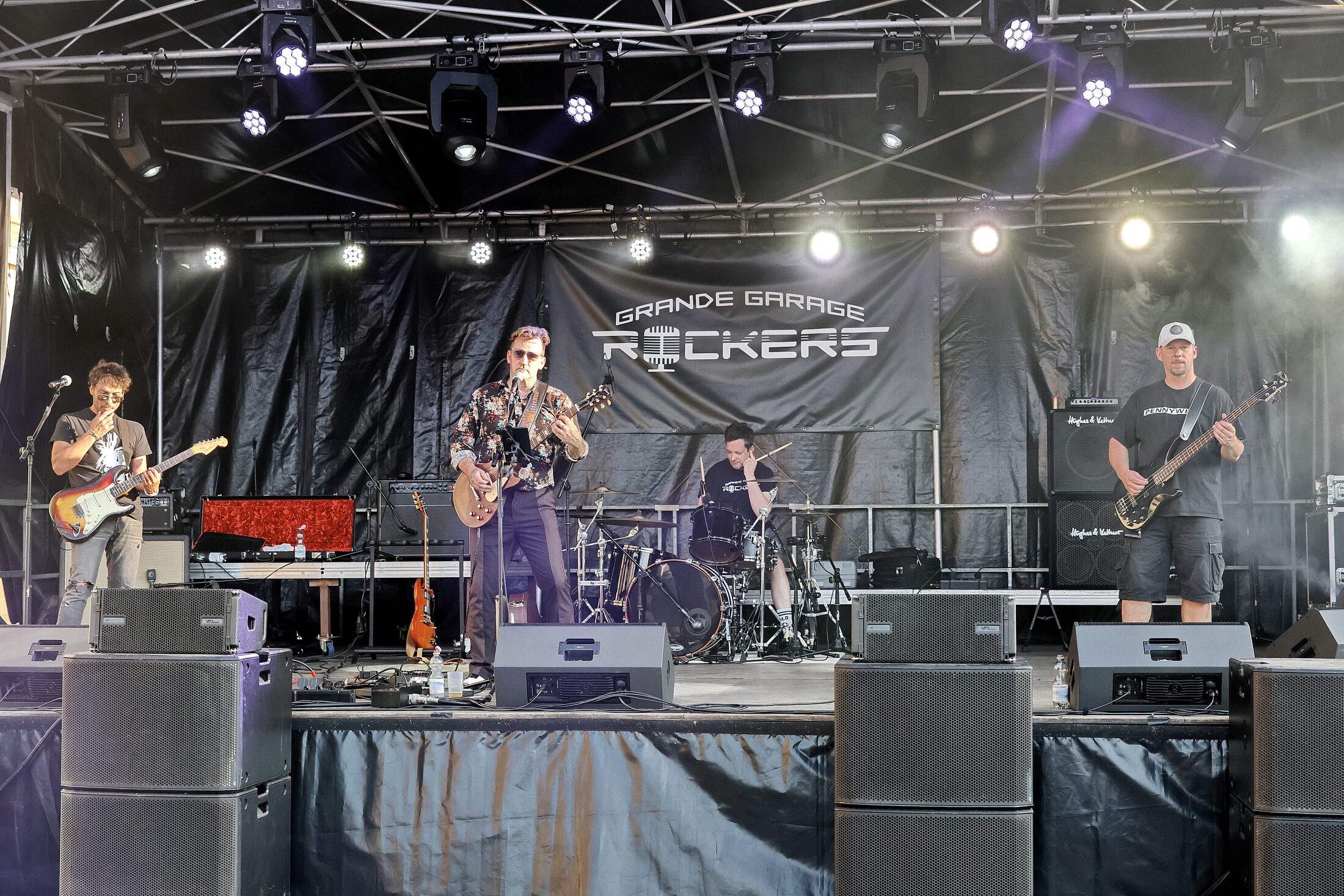 Das Bild zeigt eine Band auf der Bühne. (Wird bei Klick vergrößert)