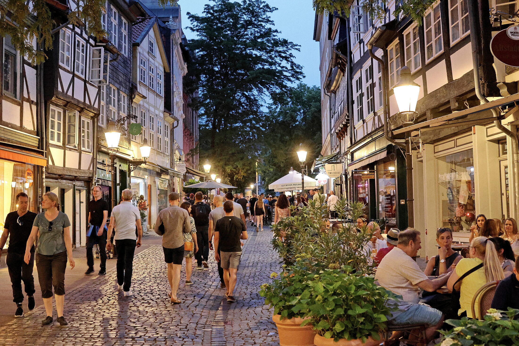 Das Bild zeigt eine belebte Straße. (Wird bei Klick vergrößert)