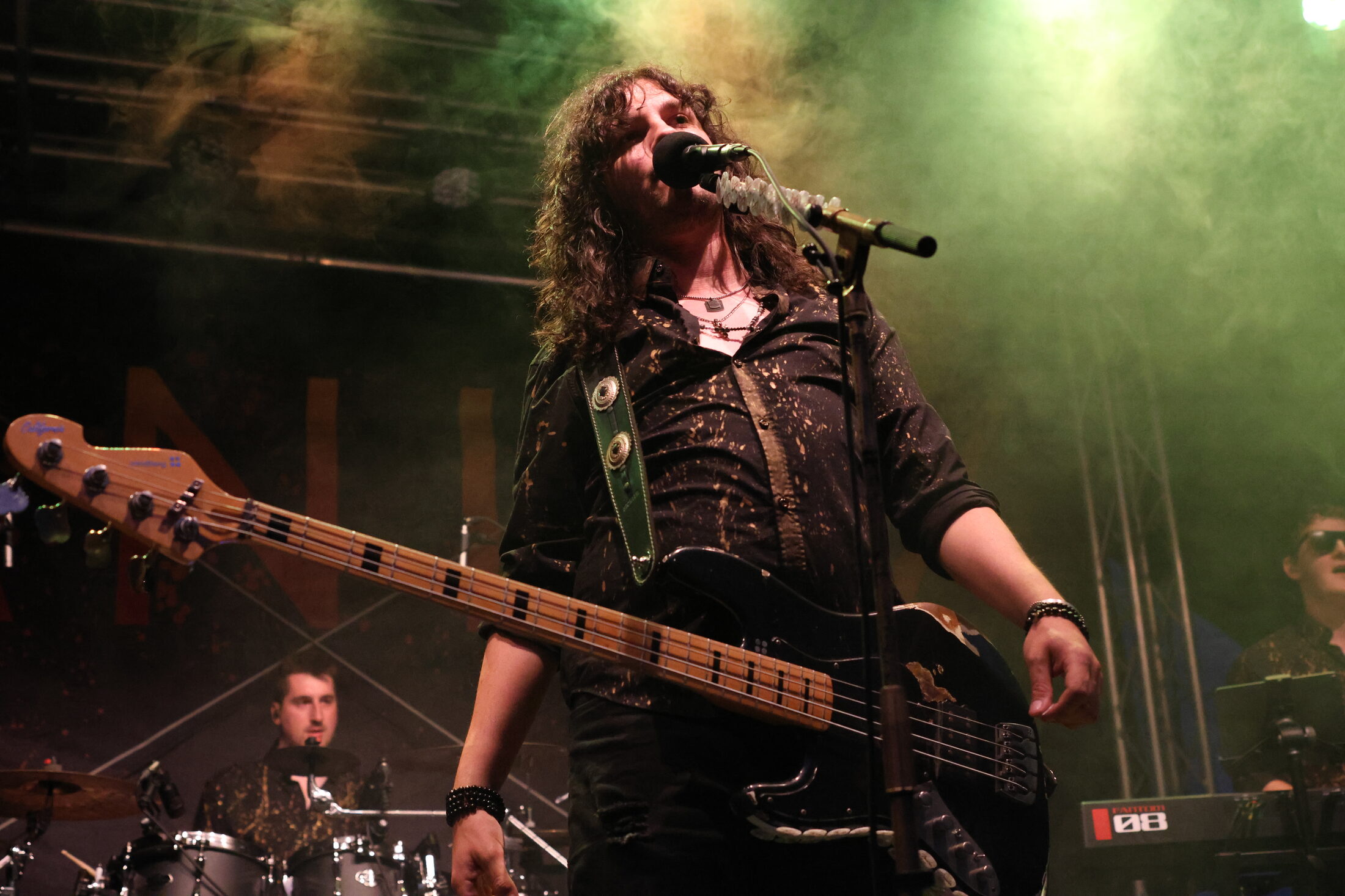 Das Bild zeigt einen Sänger auf der Bühne mit Gitarre. (Wird bei Klick vergrößert)