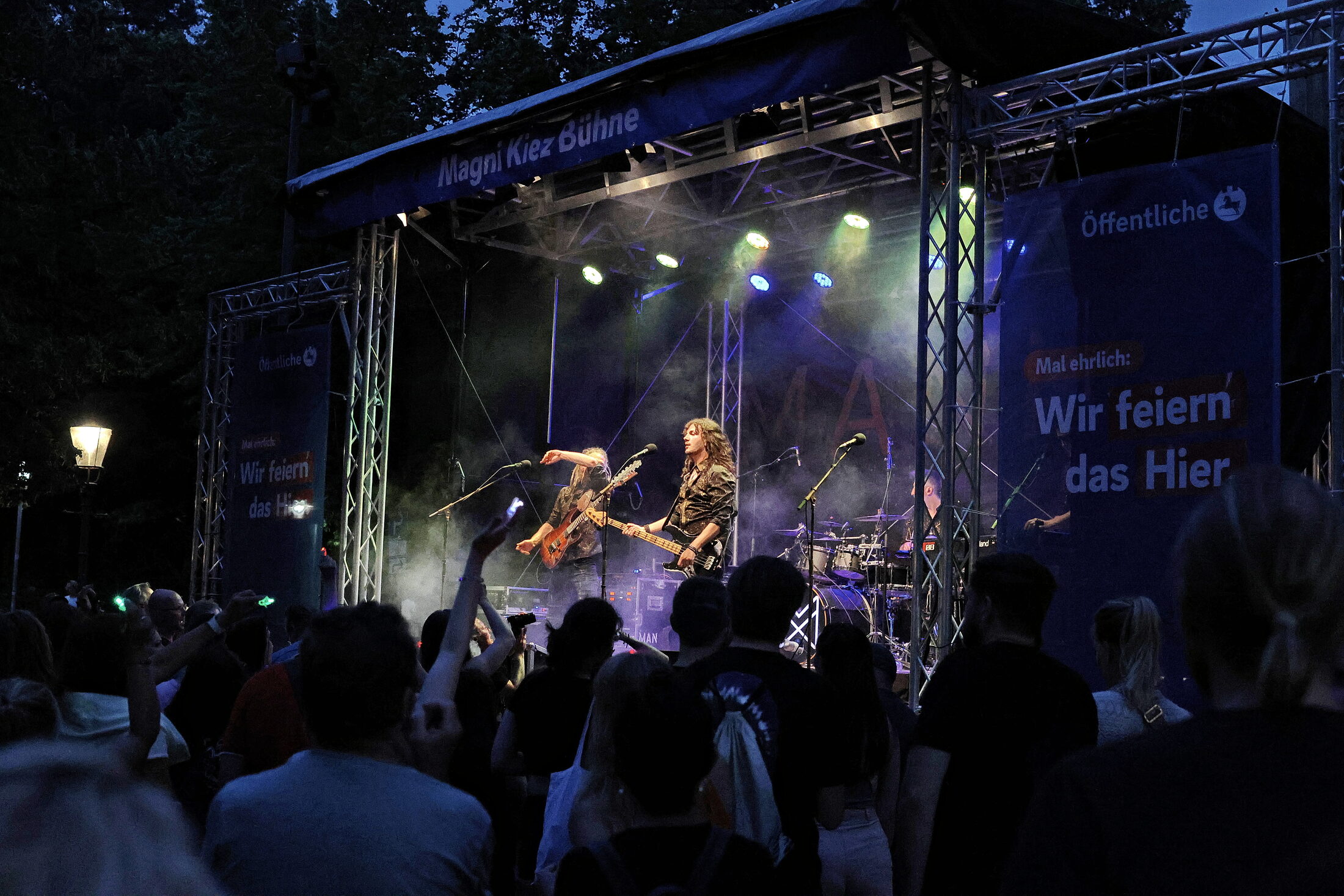Das Bild zeigt eine Open Air Konzert Situation. (Wird bei Klick vergrößert)