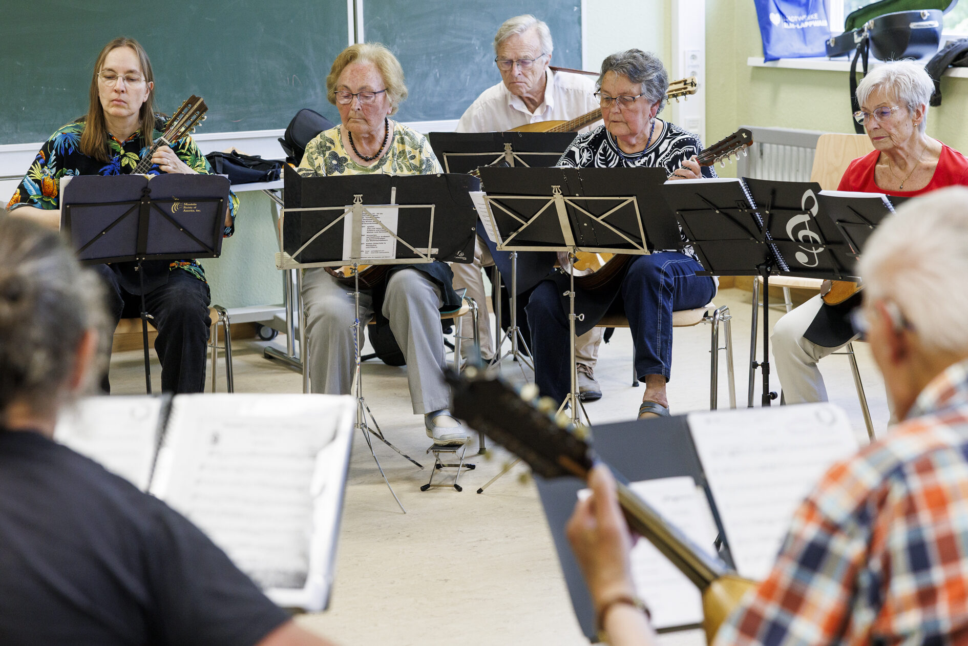 Das Bild zeigt die Mandolinen Gruppe. (Wird bei Klick vergrößert)