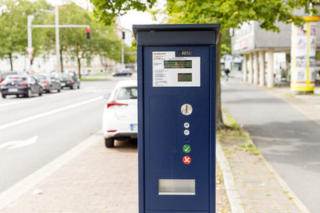 Das Bild zeigt einen Parkscheinautomaten in Braunschweig
