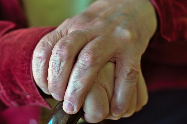Das Bild zeigt die Hände eines Seniors. (Wird bei Klick vergrößert)