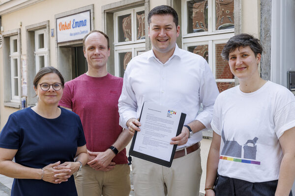Bei der Unterzeichnung des Memorandum of Understanding: Anton Umland, Vorstand des Vereins für sexuelle Emanzipation (VSE); Oberbürgermeister Dr. Thorsten Kornblum, Mareike Stober (Koordinationsstelle LSBTIQ*), Sozialdezernentin Dr. Christina Rentzsch. (Wird bei Klick vergrößert)