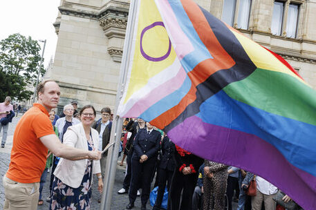 Regenbogenflagge und Regenbogenempfang
