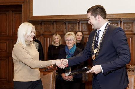 Das Foto zeigt die Bürgermeisterin von Bila Tserkva, Kateryna Voznenko, und Oberbürgermeister Dr. Thorsten Kornblum.