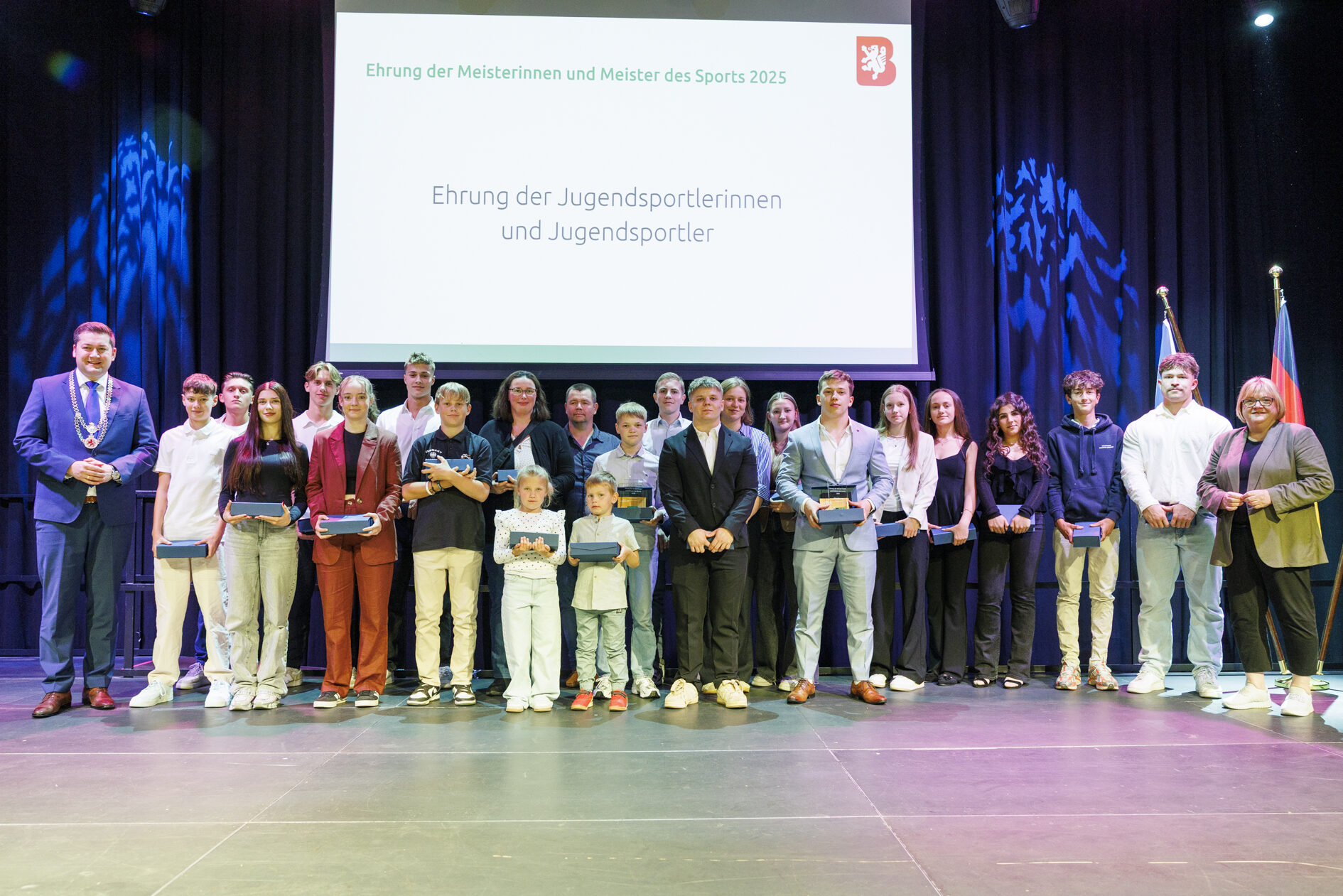 Das Bild zeigt die Ehrung der Jugendsportlerinnen und Jugendsportler. (Wird bei Klick vergrößert)