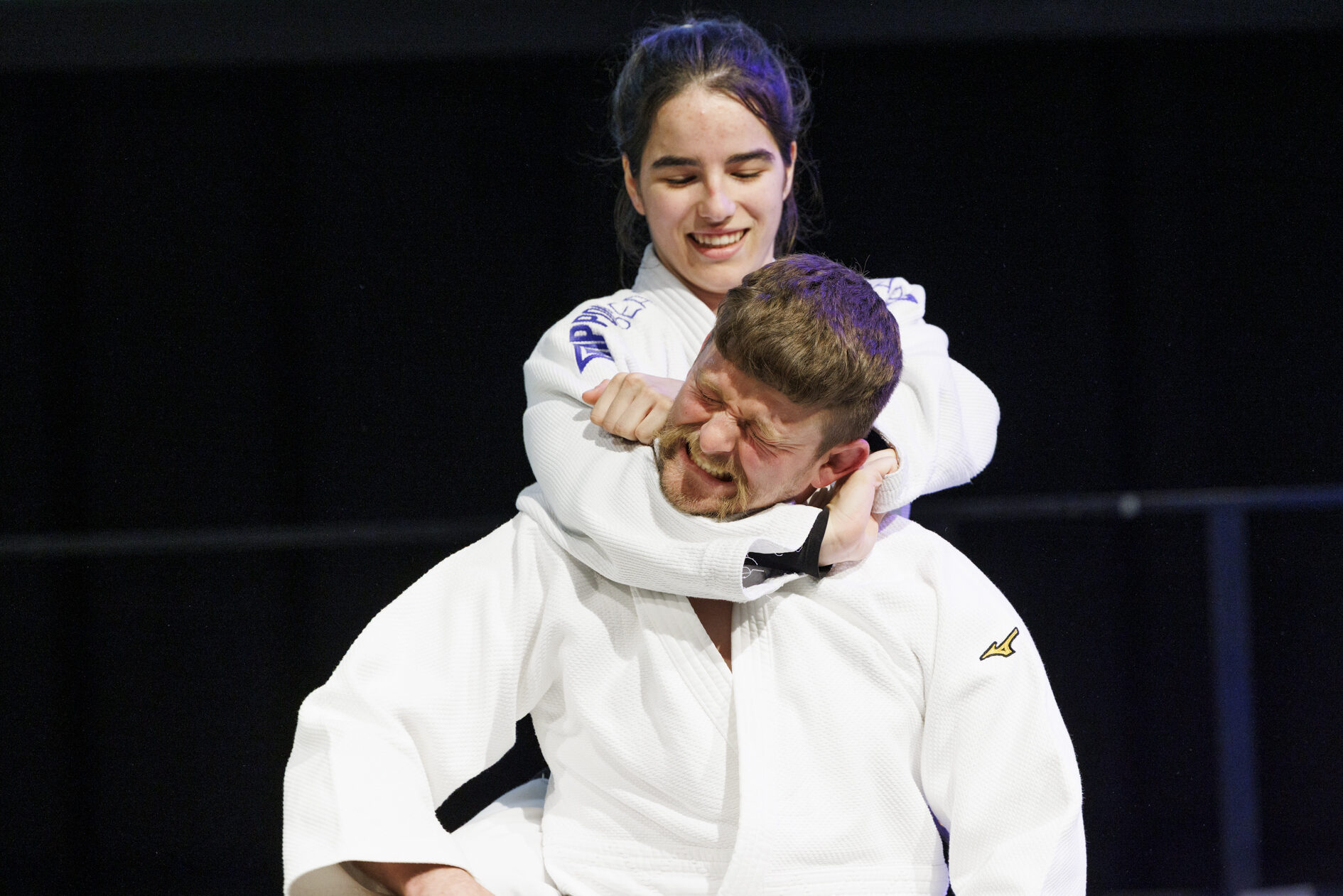 Das Bild zeigt den Judo Club in Aktion. (Wird bei Klick vergrößert)