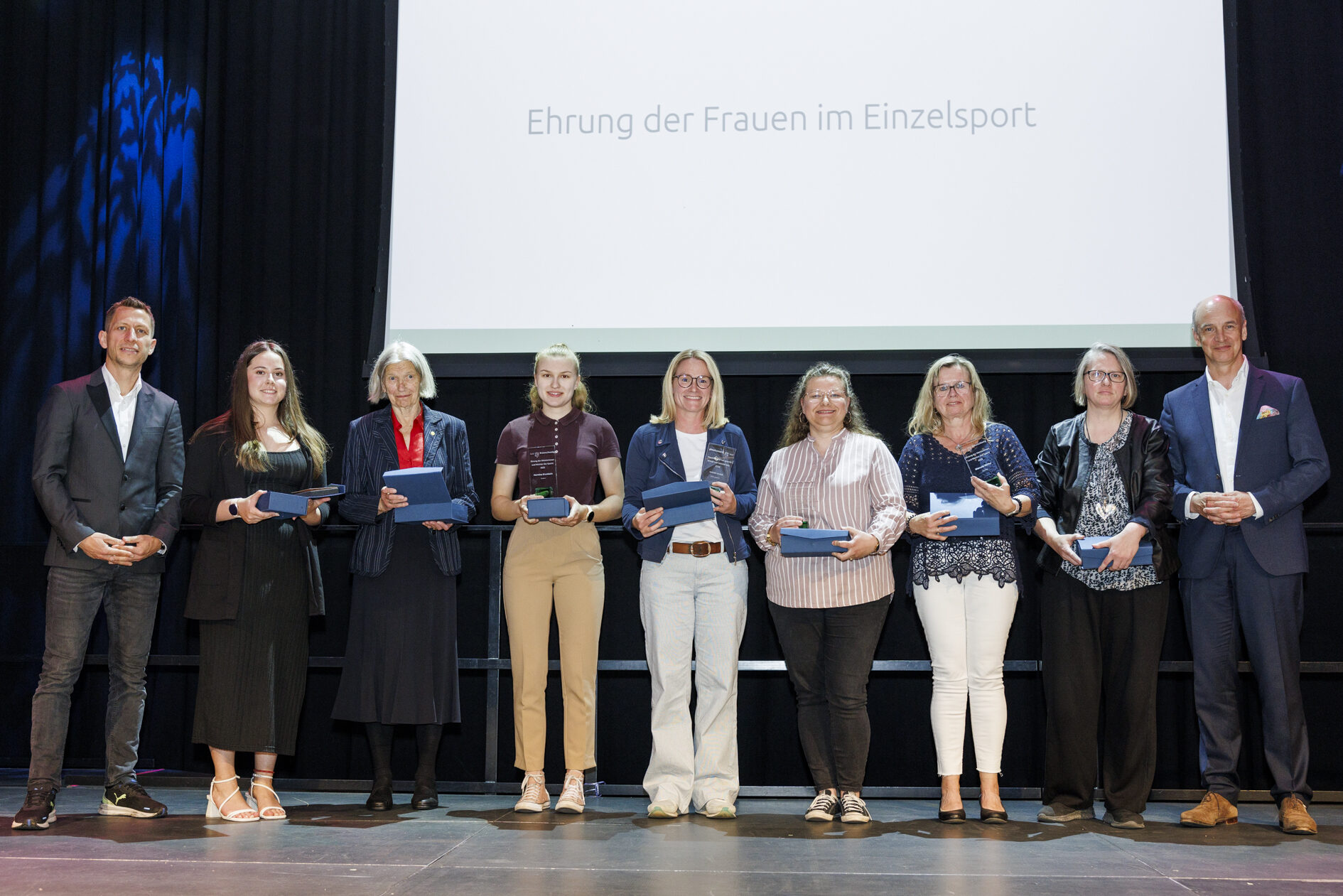 Das Bild zeigt die Ehrung der Frauen im Einzelsport. (Wird bei Klick vergrößert)