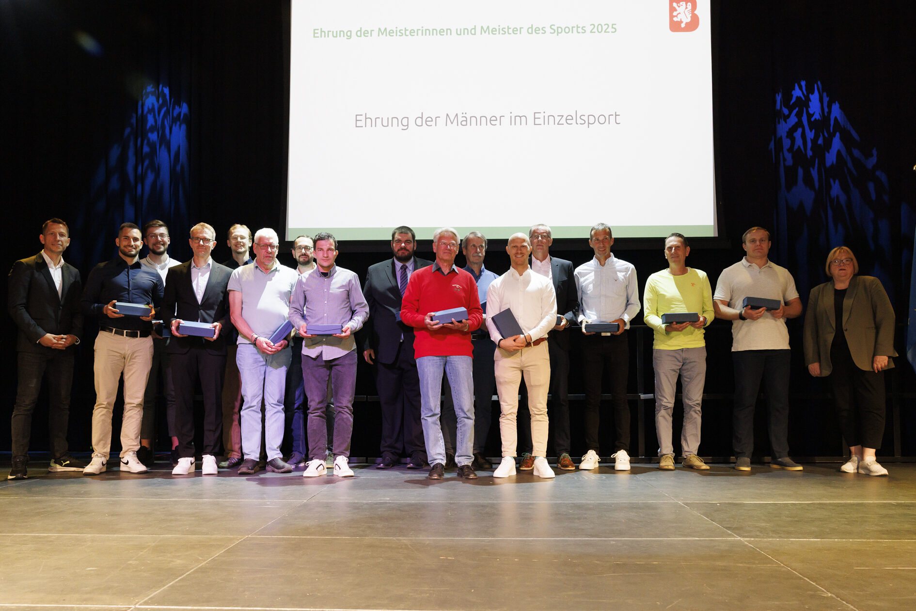 Das Bild zeigt die Ehrung der Männern im Einzelsport. (Wird bei Klick vergrößert)