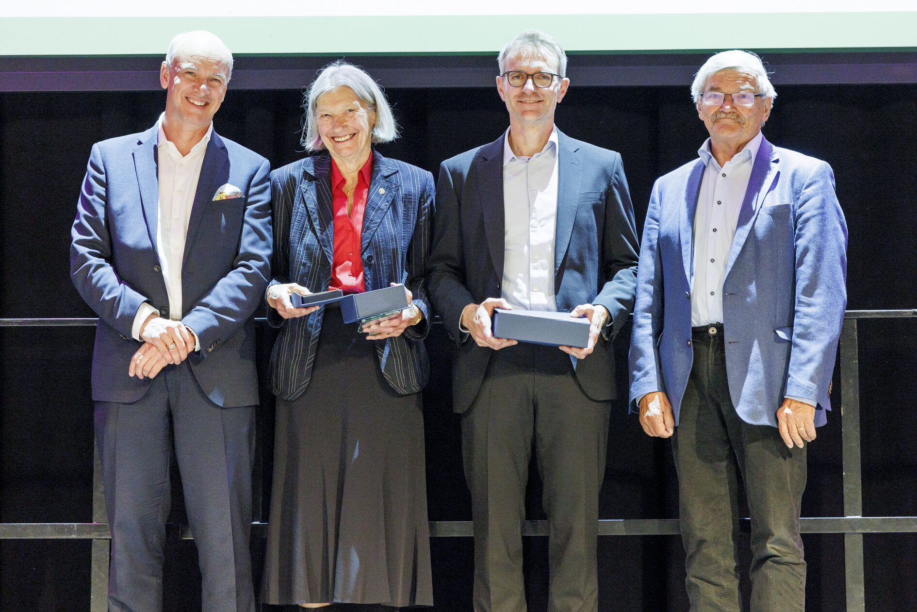 Das Bild zeigt die Ehrung der Leichtathletik-Gemeinschaft Braunschweig. (Wird bei Klick vergrößert)