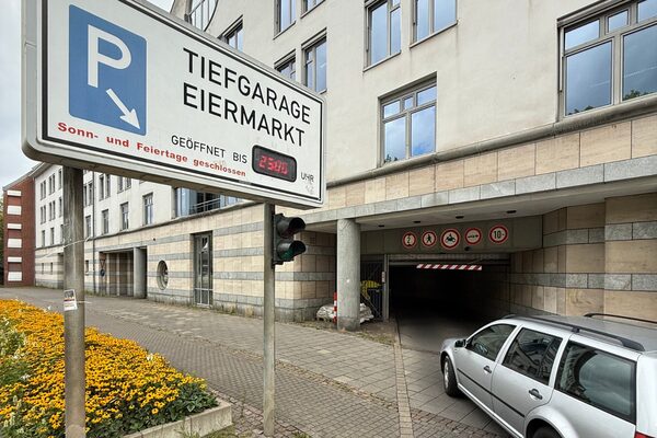 Das Bild zeigt die Einfahrt zur Tiefgarage Eiermarkt. (Wird bei Klick vergrößert)