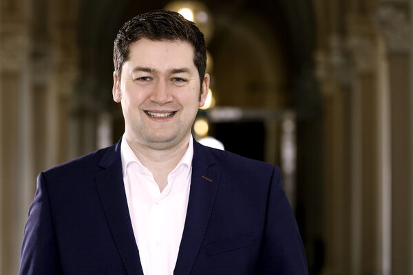 Auf dem Foto ist OBM Dr. Thorsten Kornblum im Portrait zu sehen (Wird bei Klick vergrößert)