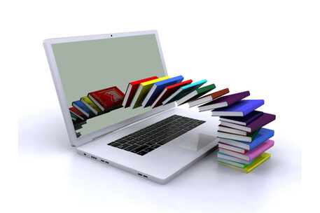 Aufgeklapptes Laptop mit einem Bücherstapel, der in den Monitor kippt