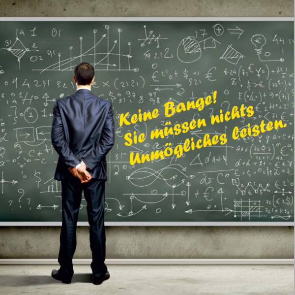 Mann steht vor einer mit Formeln beschriebenen Tafel. Dazu der Spruch: Keine Bange! Sie müssen nichts Unmögliches leisten. (Wird bei Klick vergrößert)