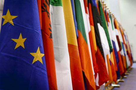 Flagge der EU und Flaggen der Mitgliedsstaaten