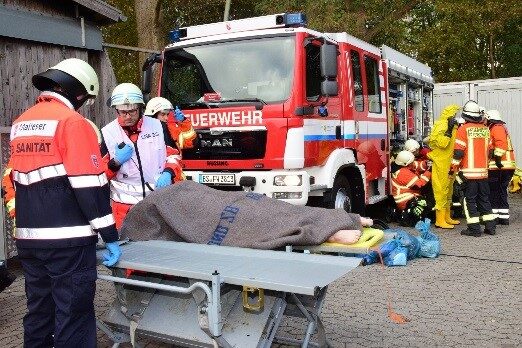 Feuerwehrleute und Sanitäter im Einsatz (Wird bei Klick vergrößert)