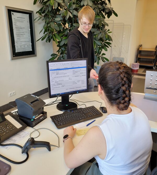 Arbeit an der Servicetheke (Wird bei Klick vergrößert)