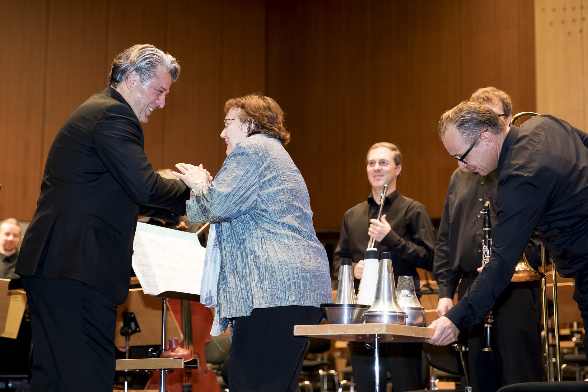 Dirigent Srba Dinić, Preisträgerin Adriana Hölszky, Musiker (Wird bei Klick vergrößert)