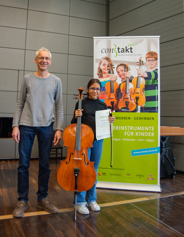 Anna Berzosa Lévano mit dem geliehenen Cello (Wird bei Klick vergrößert)