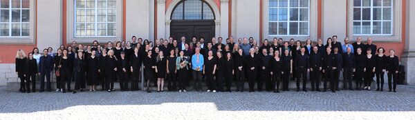 Alumni-Projekt JSO 2022 vor der Trinitatiskirche Wolfenbüttel (Wird bei Klick vergrößert)