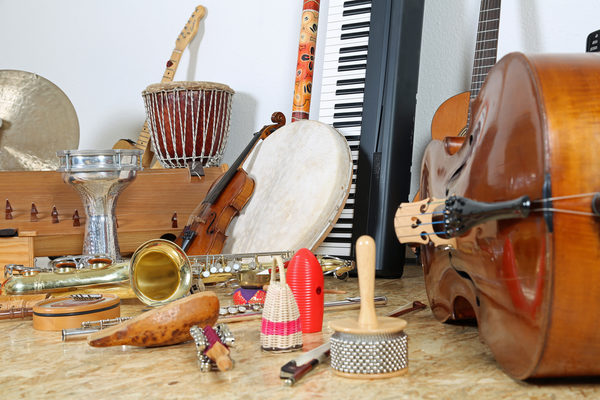 Viele verschiedene Instrumente können ausprobiert und kennengelernt werden. (Wird bei Klick vergrößert)