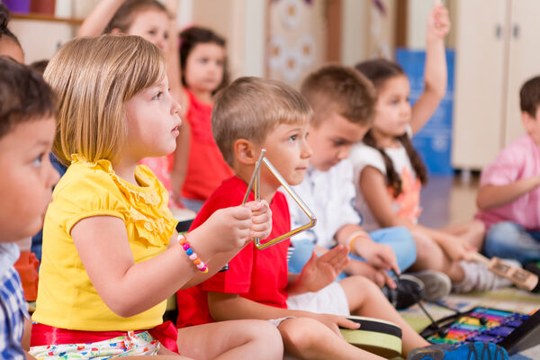 Kinder musizieren gemeinsam. (Wird bei Klick vergrößert)