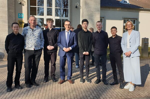 v. links n. rechts: Sophie Geffers; Michael Kujawa; Hagen-Magnus Zindler; Cem Özdemir; Tian Christian Wang; Felix Faißt; Timo Zhao; Prof. Dr. Birgit Kleinschmit (Wird bei Klick vergrößert)