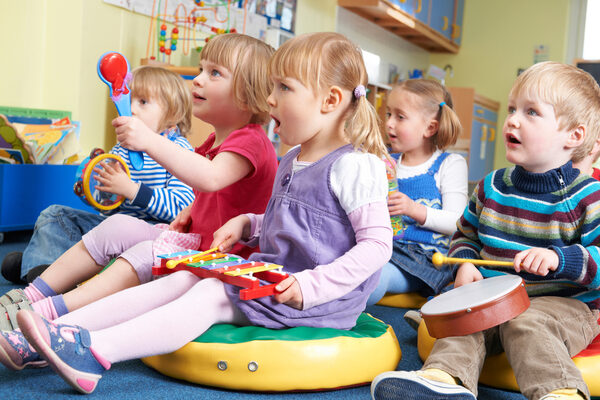 Group Of Pre School Children Taking Part In Music Lesson (Wird bei Klick vergrößert)