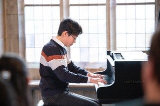 Junge am Klavier (Wird bei Klick vergrößert)