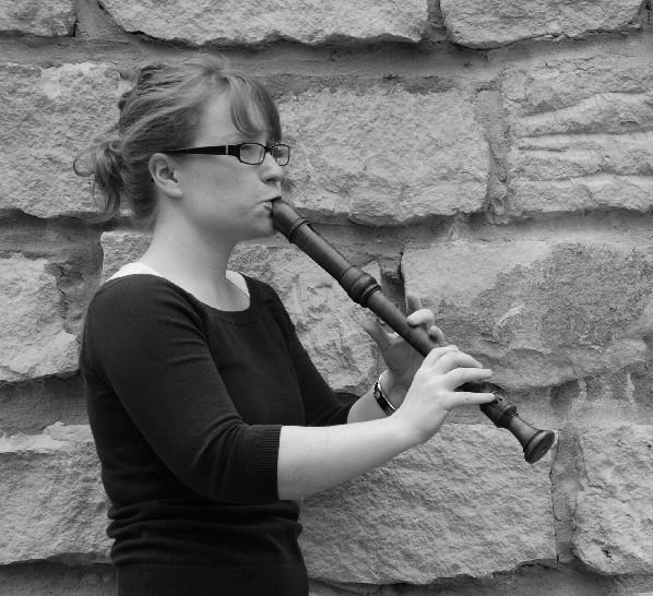 Alena Lange-Geist spielt auf einer Blockflöte (Wird bei Klick vergrößert)