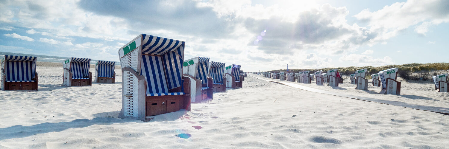 Strandkörbe am Strand in der Sonne