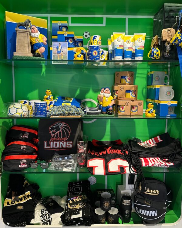 Sportsouvenirs in der Touristinfo (Wird bei Klick vergrößert)
