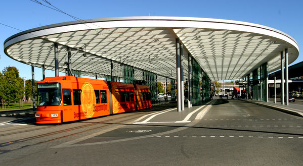 Straßenbahn- und Busterminal am Hauptbahnhof