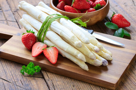 Weißer Spargel und Erdbeeren