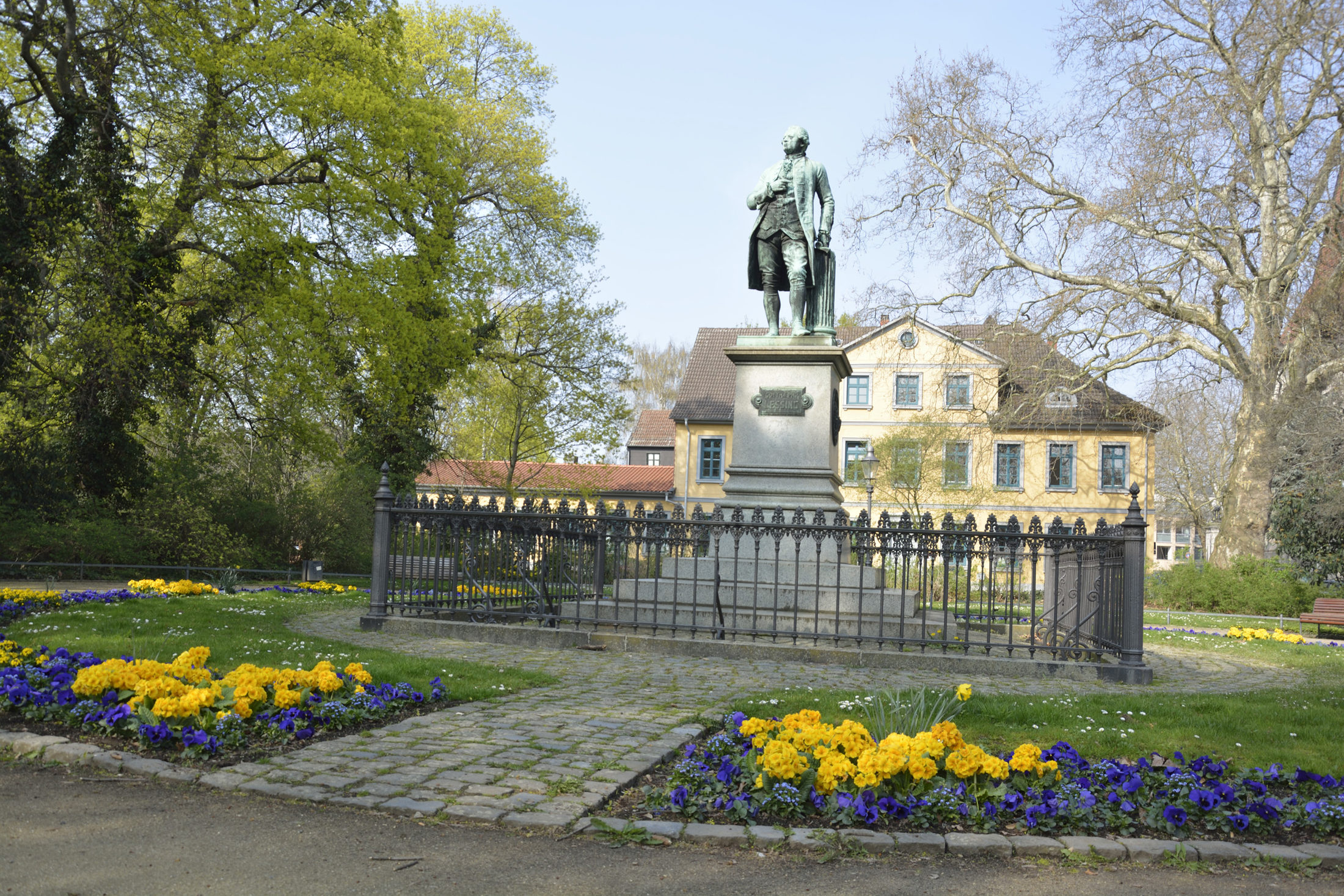 Denkmal des Dichters Gotthold Ephraim Lessing am Lessingplatz (Wird bei Klick vergrößert)