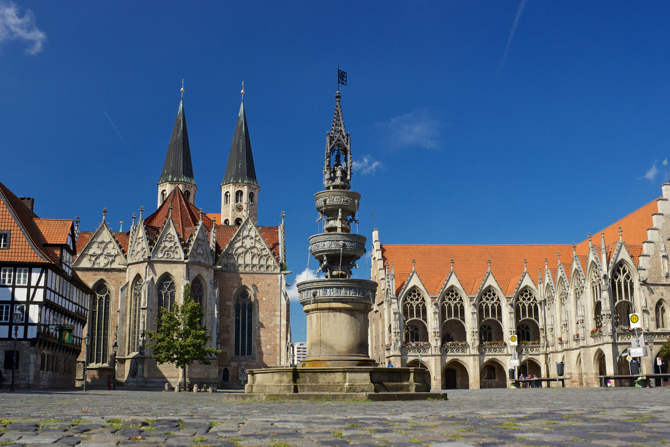 Altstadtmarkt mit Altstadtrathaus, St. Martini und Marienbrunnen (Wird bei Klick vergrößert)