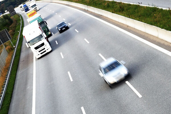 Autos auf der Straße (Zoom on click)