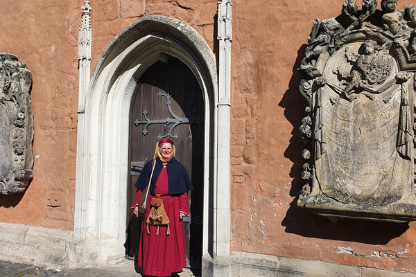 Stadtführerin im Kostüm der Margarete Holtnicker (Wird bei Klick vergrößert)