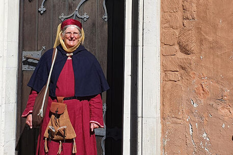 Stadtführerin im Kostüm der Margarete Holtnicker