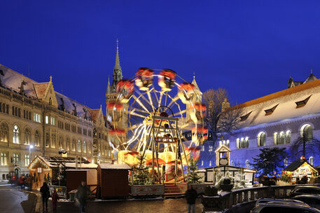 Nostalgisches Riesenrad auf dem Weihnachtsmarkt