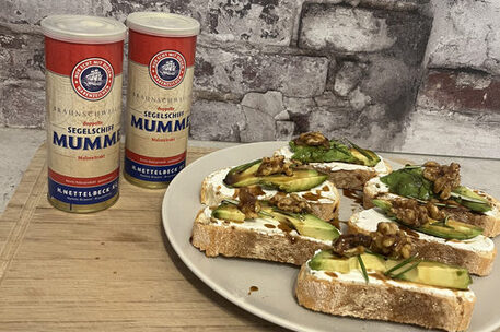 Fertige Mumme-Crostinis mit Mumme-Dosen im Hintergrund.