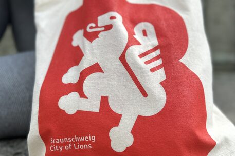 Neue Baumwolltaschen in neuem City of Lions-Design, erhältlich in 4 Varianten.