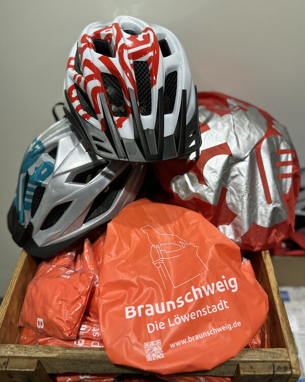 Fahrradhelm + Fahrradaccessoires (Wird bei Klick vergrößert)