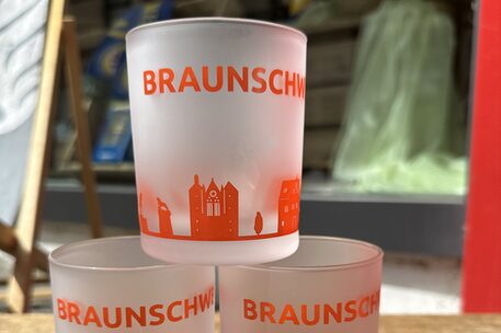 Leuchtglas mit Braunschweig-Schriftzug und Stadtsilhouette