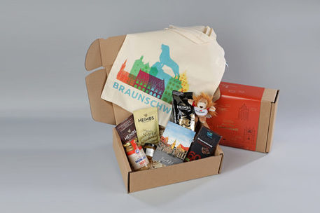 Eine Geschenkbox mit regionalen Produkten und Souvenirs aus der Löwenstadt Braunschweig.