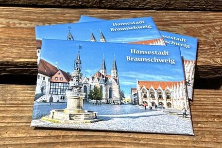 Der Magnet zeigt den Altstadtmarkt, ein Relikt aus der Braunschweiger Hansezeit, auf dem Magnet steht "Hansestadt Braunschweig"
