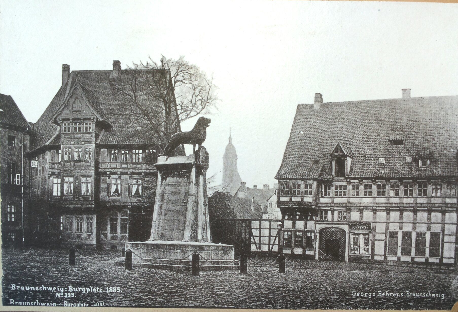 Schon 850 Jahre wacht der Braunschweiger Löwe auf dem Burgplatz, der 1885 noch ganz anders aussah.